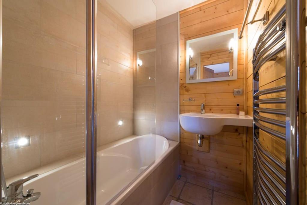 Cosy 4 Bedroom Chalet With Hot Tub Saint-Marcel  Exterior photo